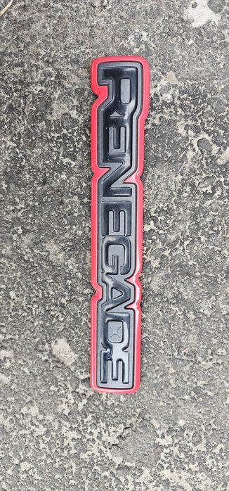 Емблема напис Renegade передня права Jeep Renegade Trailhawk 15-23