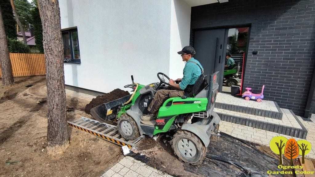 Zakładanie ogrodów Mini-ładowarka Trawa z rolki Nawadnianie Drenaż