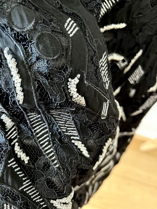 Vestido Elegante de Renda com Bordados Prateados