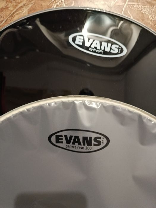 Продам пластік EVANS 14" пара