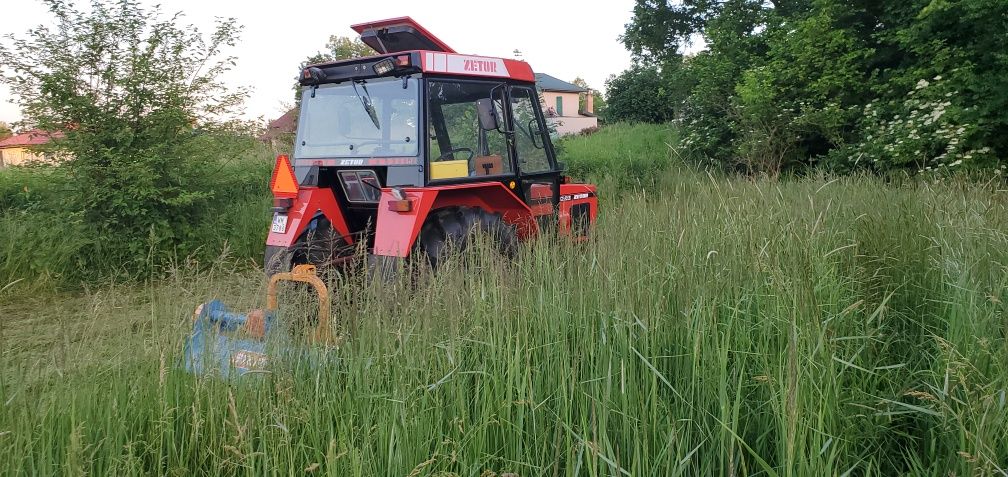 Usługi koszenia kosiarką bijakową