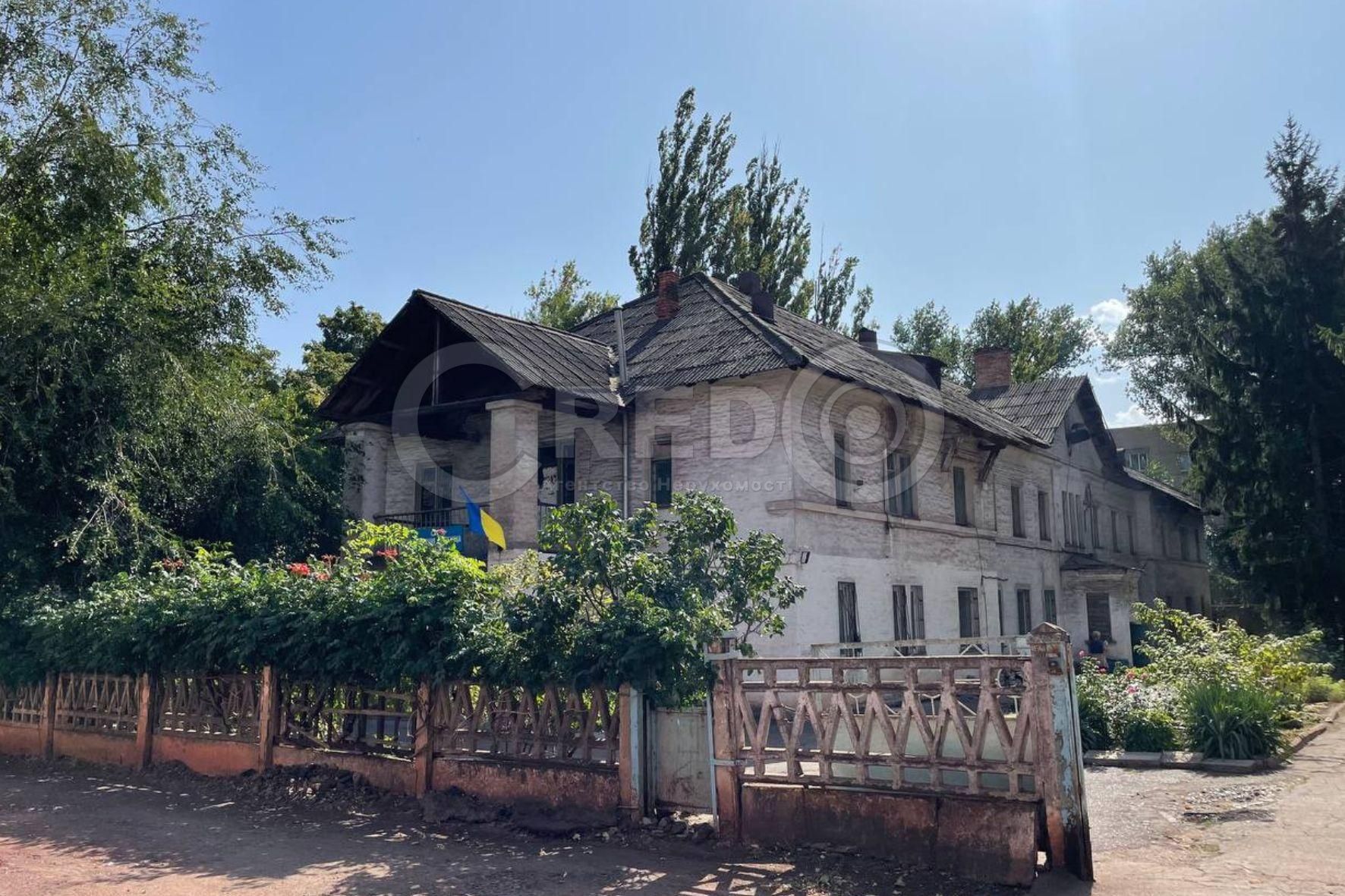 Продаж окремо розташованої 2-х поверхової будівлі, р-н 44 квартал.