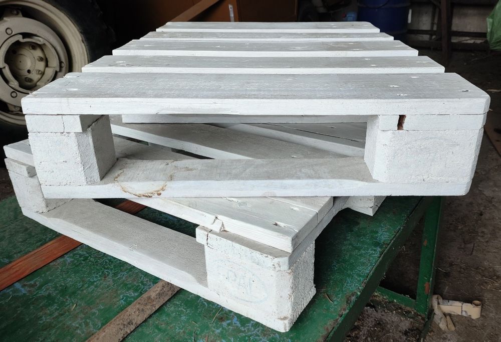 Euro palety białe, malowane impregnatem, idealne na meble ogrodowe.