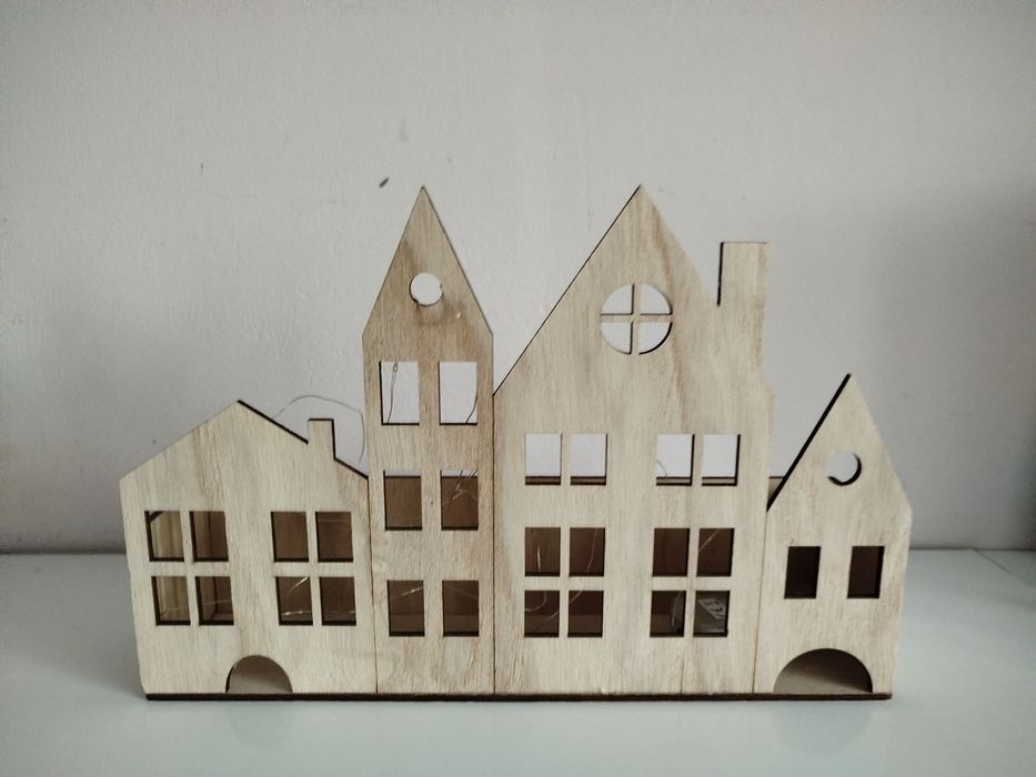 Domek drewniany podświetlany