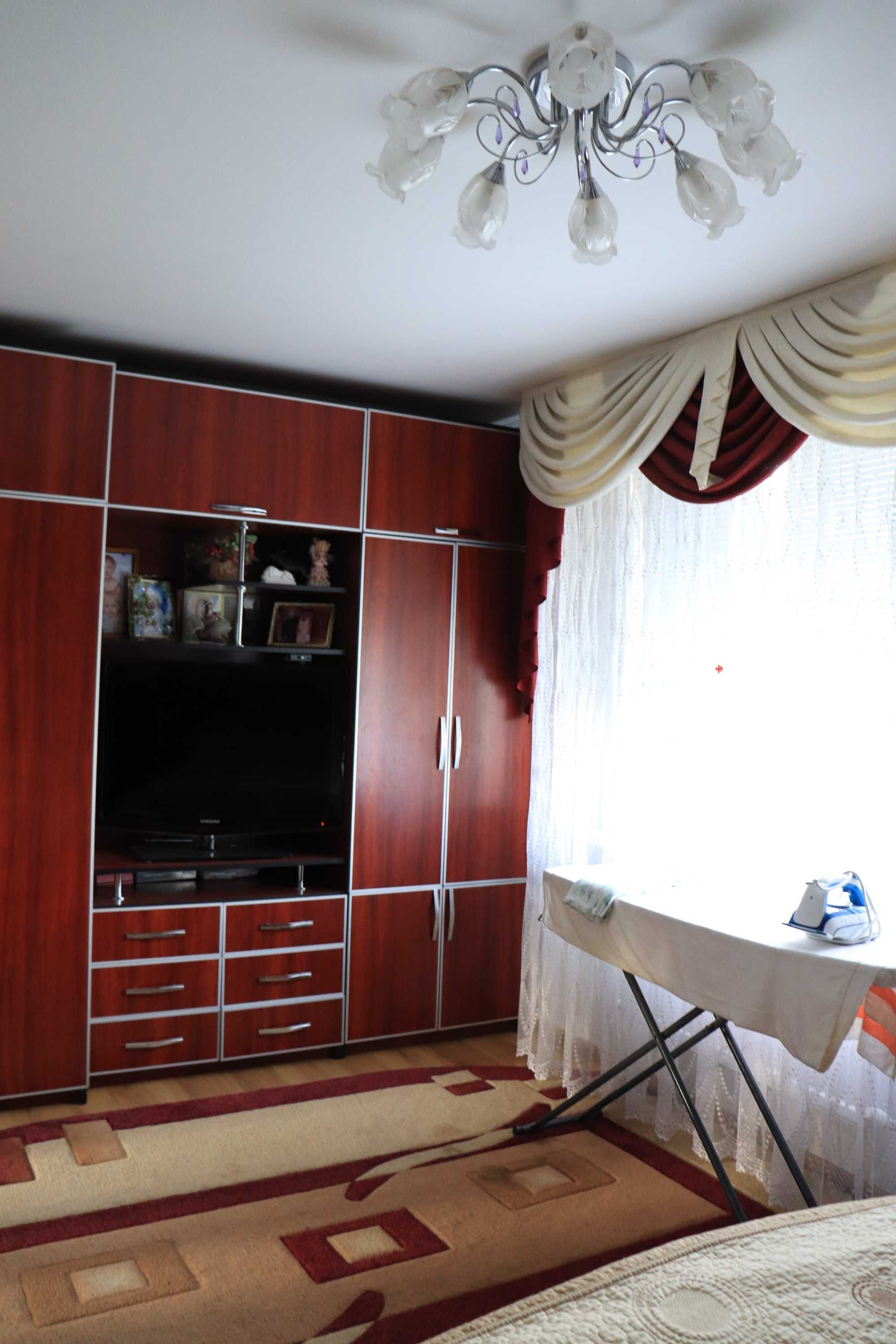 Продам дворище з 2-а будинками, госп. будівлями та земельною ділянкою