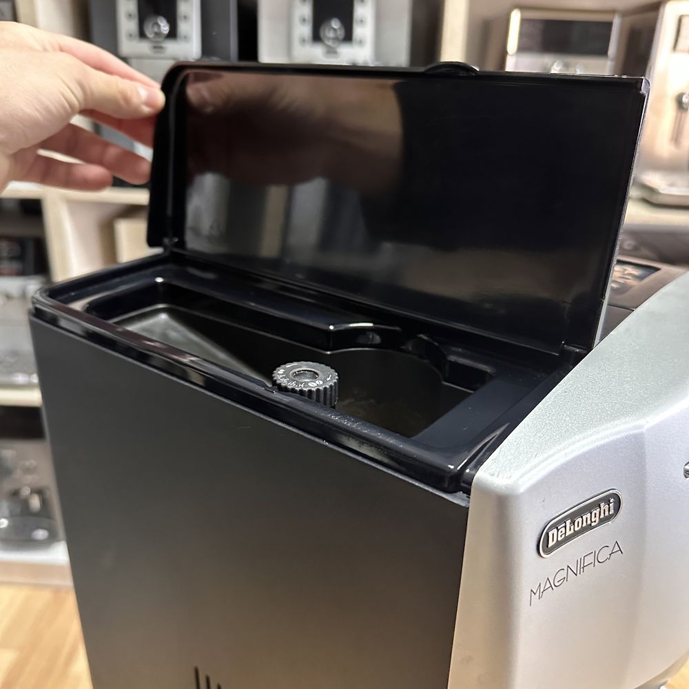 Кавомашина Delonghi ESAM 4000 B Magnifica