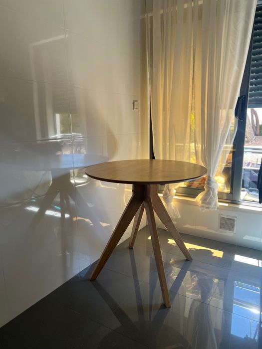 Mesa redonda com 80cm de diâmetro