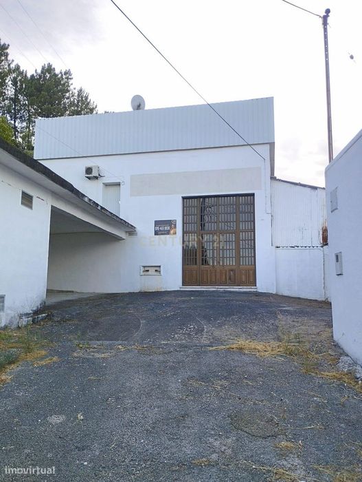 Armazém com 944 m² junto à estação de comboios de Tomar