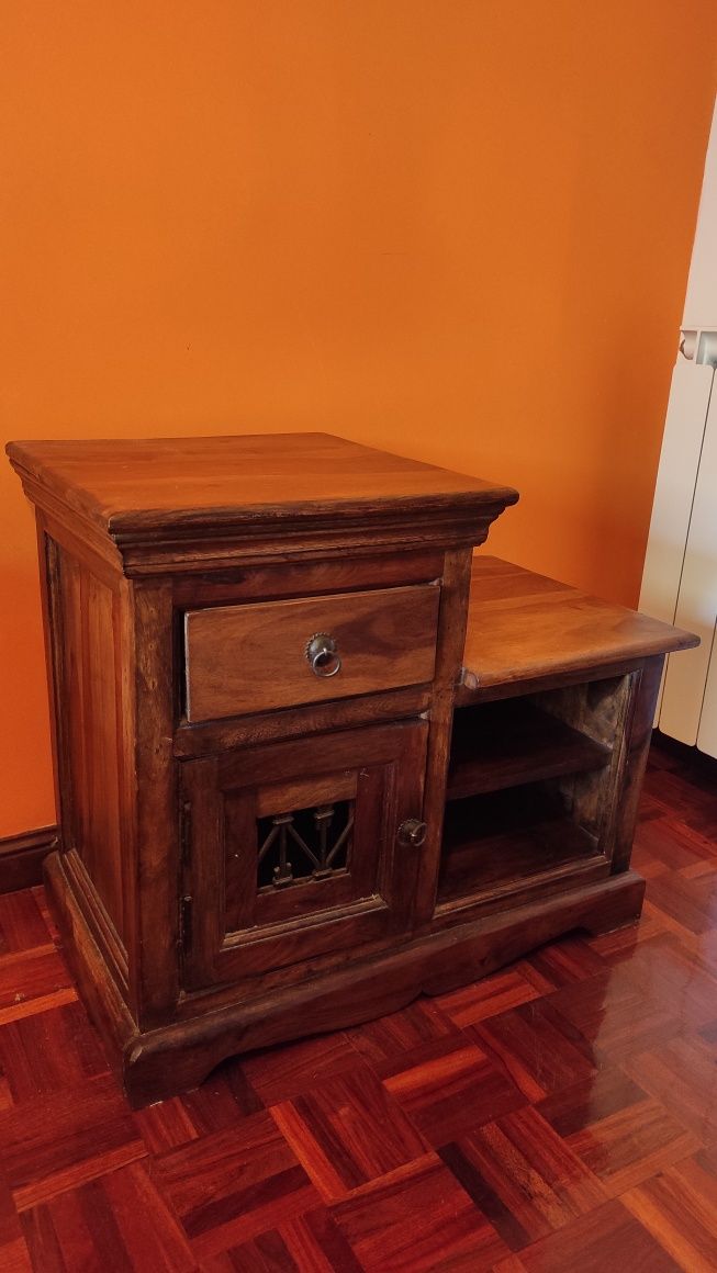 Cómoda em madeira