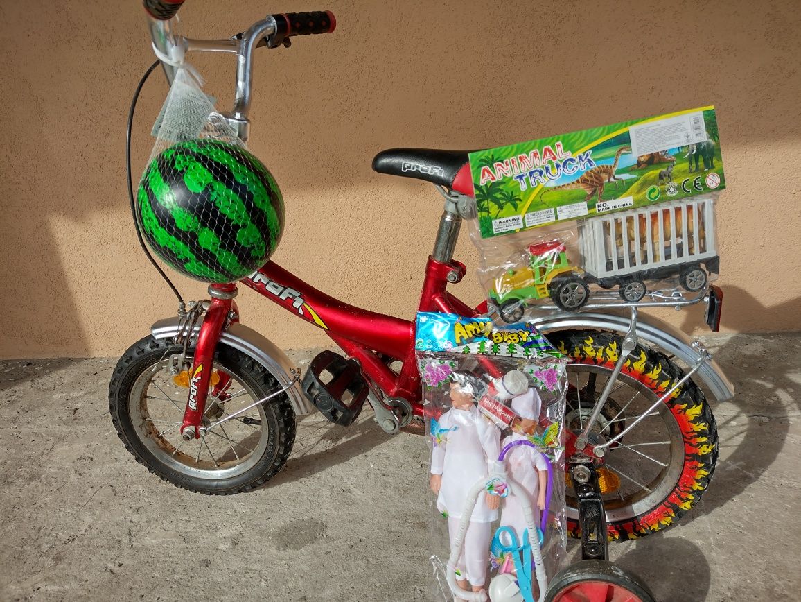Детский велосипед с подарками, колеса на 12