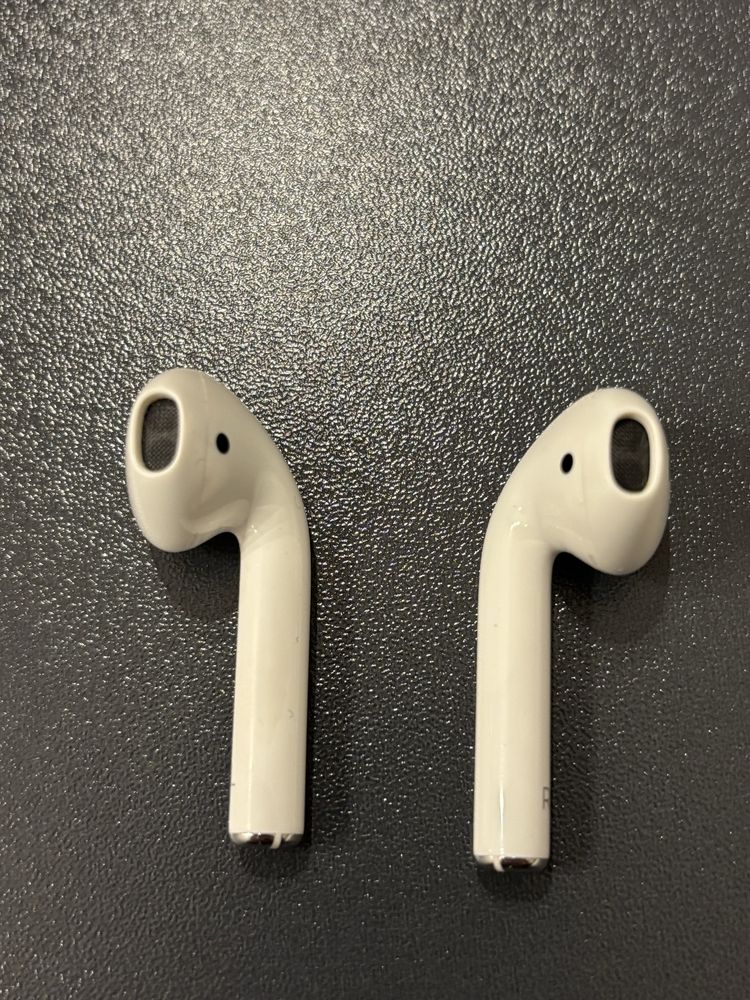 Apple AirPods 2. generacji – dobry stan + kabel w zestawie