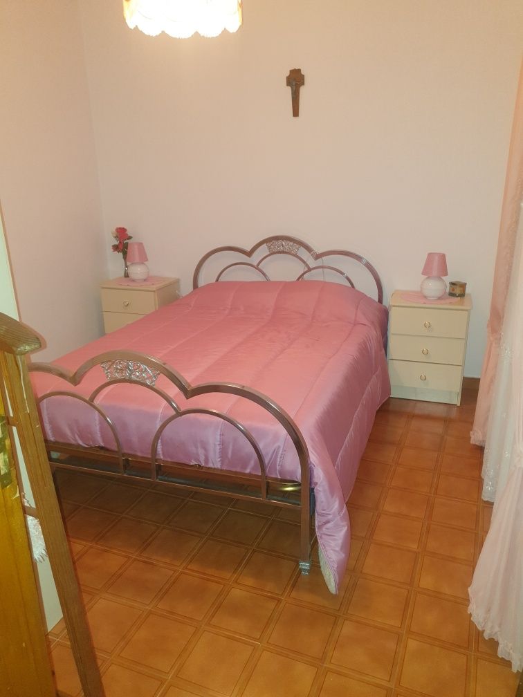 Vende se moradia com garagem