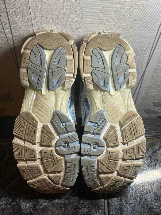 balenciaga runner light blue