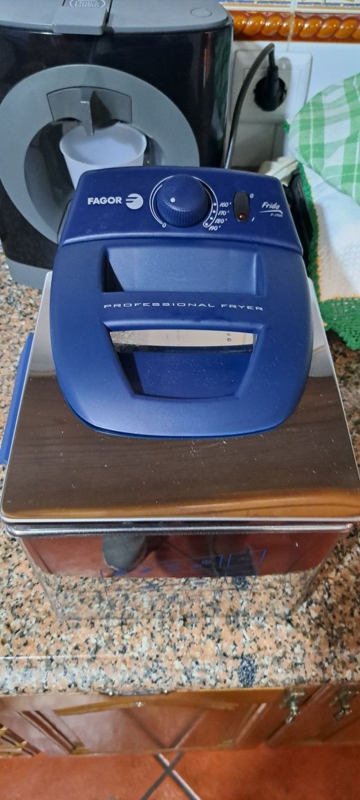 Vendo uma fritadeira é um ferro de engomar