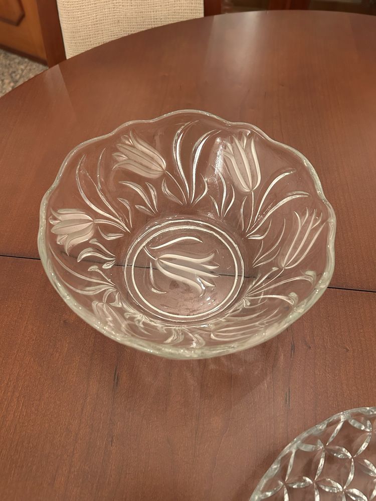 Conjunto de taças e pratos em vidro decorativo