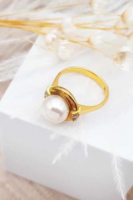 Złoty pierścionek z perłą ibrylancikami