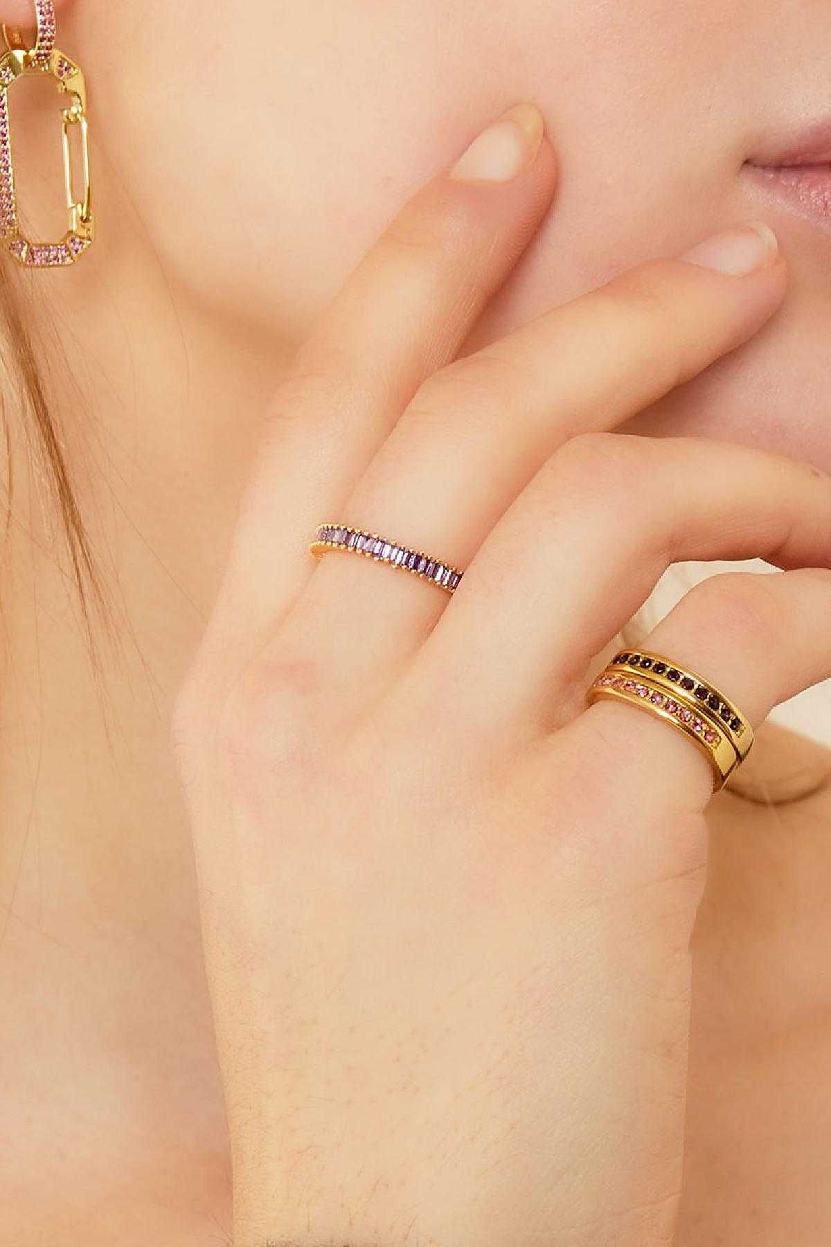 Anel Dourado com Gemas Coloridas – Ajustável e Cheio de Charme!