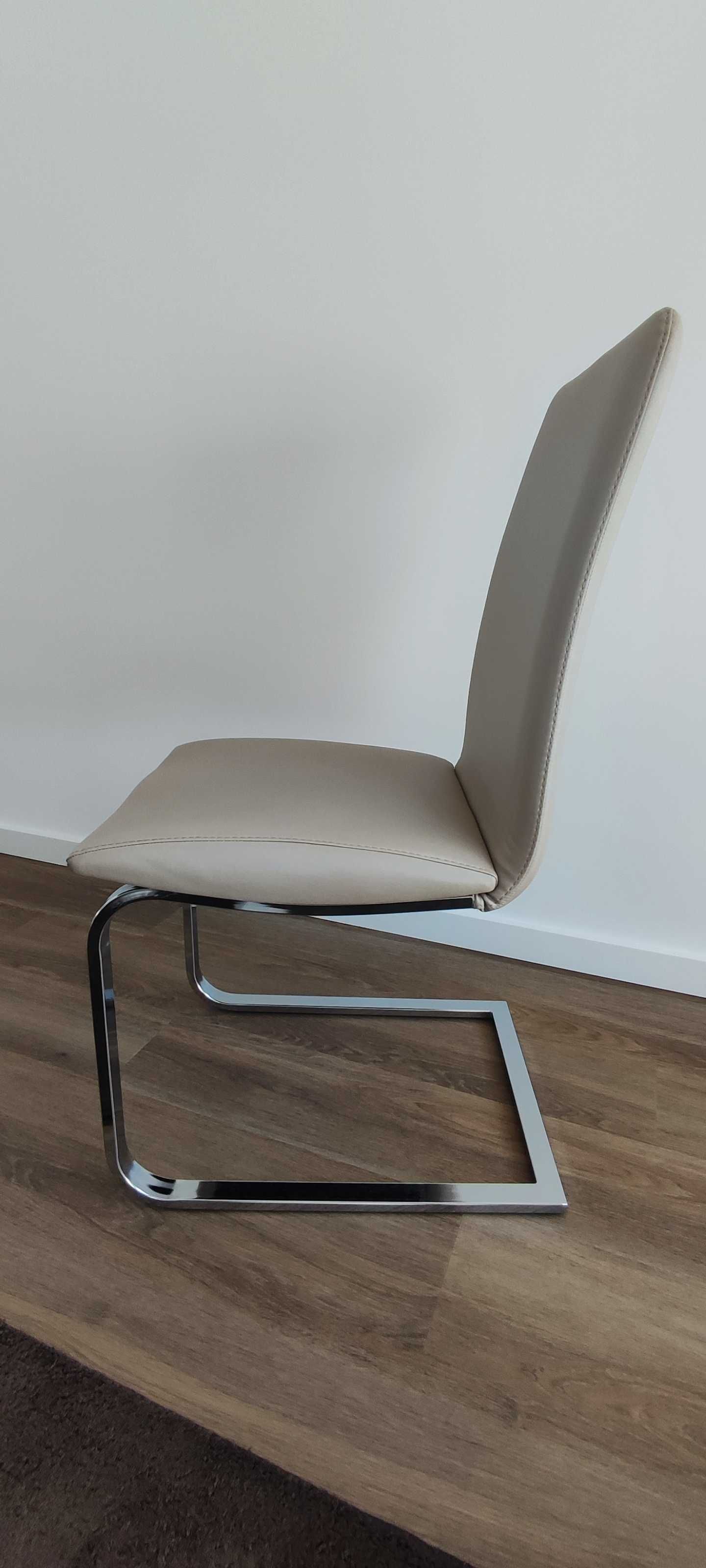 Conjunto mesa de jantar e cadeiras