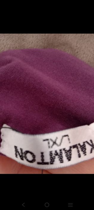 Fioletowa błyszcząca bluzka damska dekolt woda.