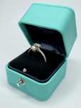 Каблучка в білому золоті з діамантами в стилі Tiffany Novo