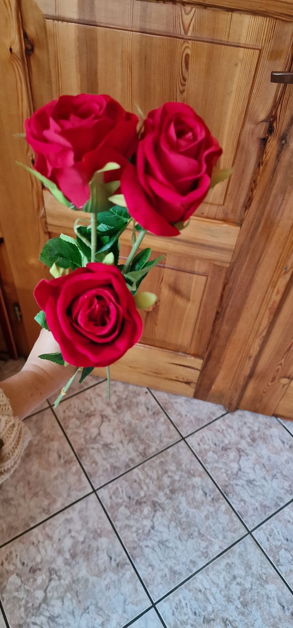 Przepiękna czerwono-bordowa welurowa róża - 3 sztuka 62 cm
Cena dotycz