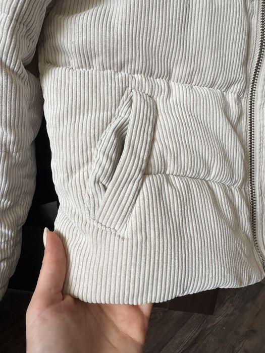 Тепоа куртка молочного кольору