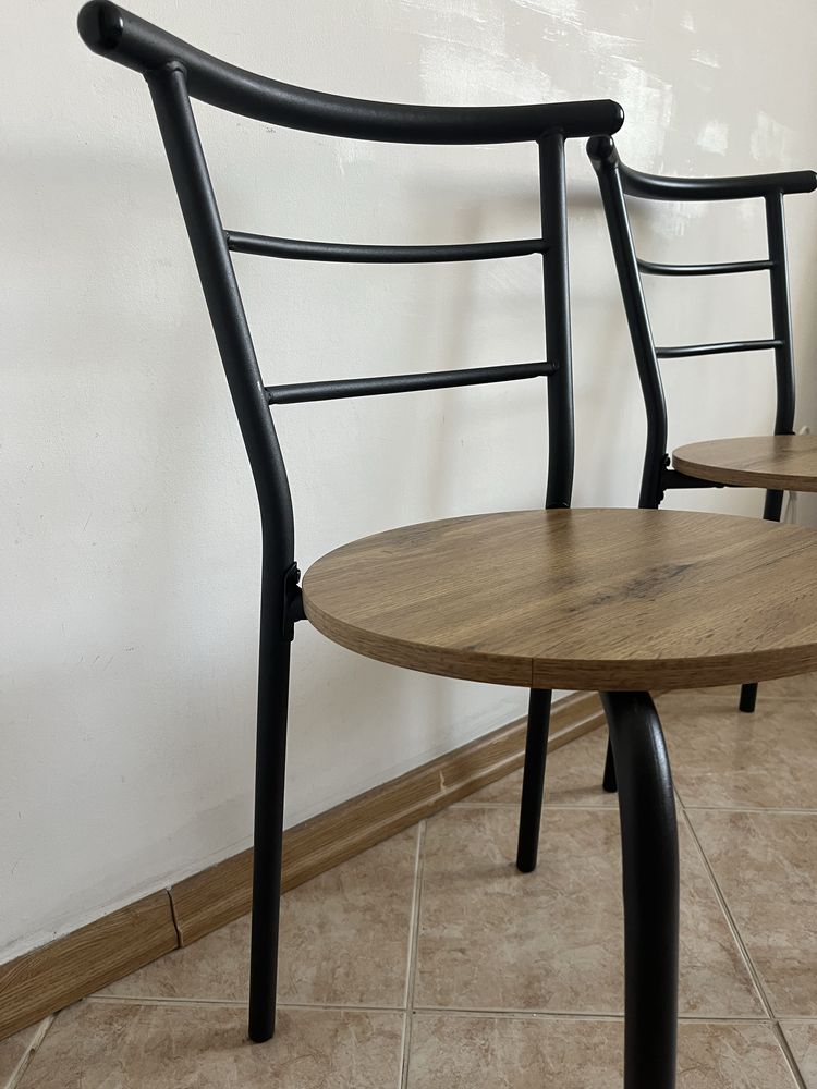 Dwa okrągłe krzesła dekoracyjne metalowe oparcie i nogi