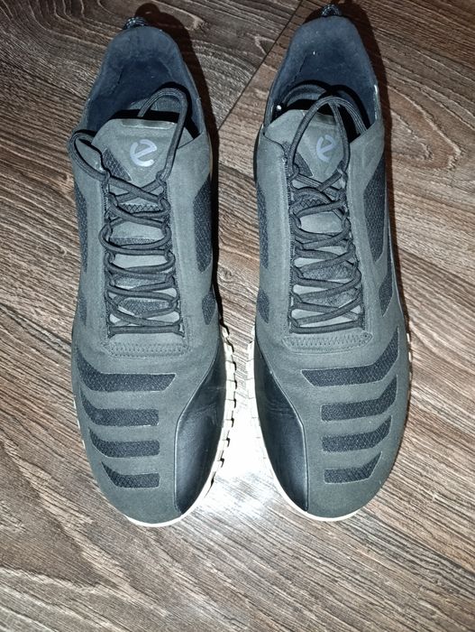 Кросівки , мокасіни, кеди.