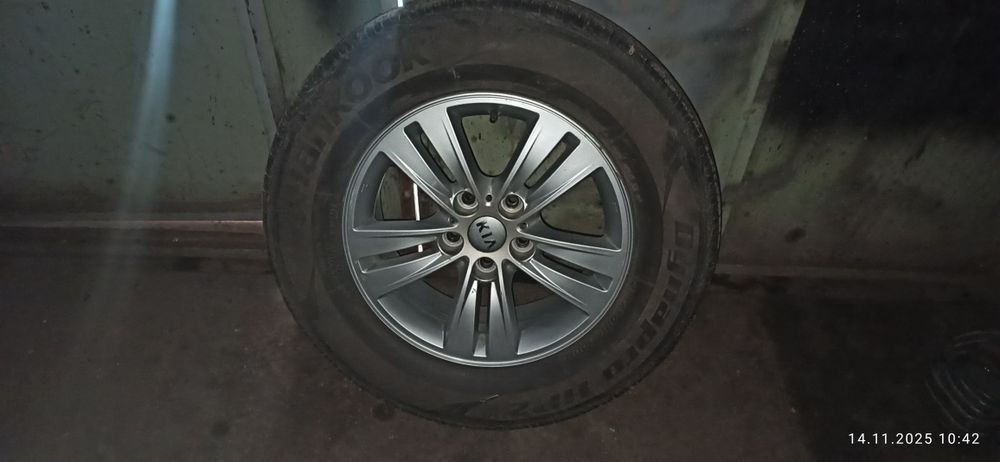 Продам шини разом з дисками КІА