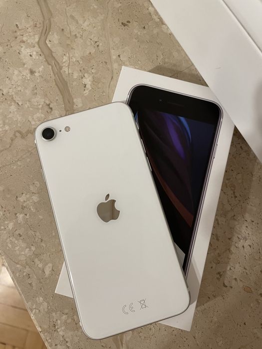 Biały iphone SE 2020