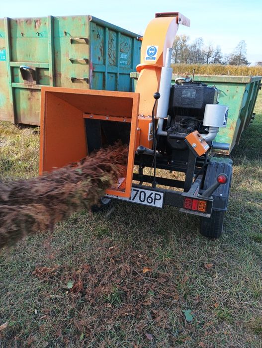 Ogrodnicze wycinka drzew samosiejow, zrębkowanie rębakiem.