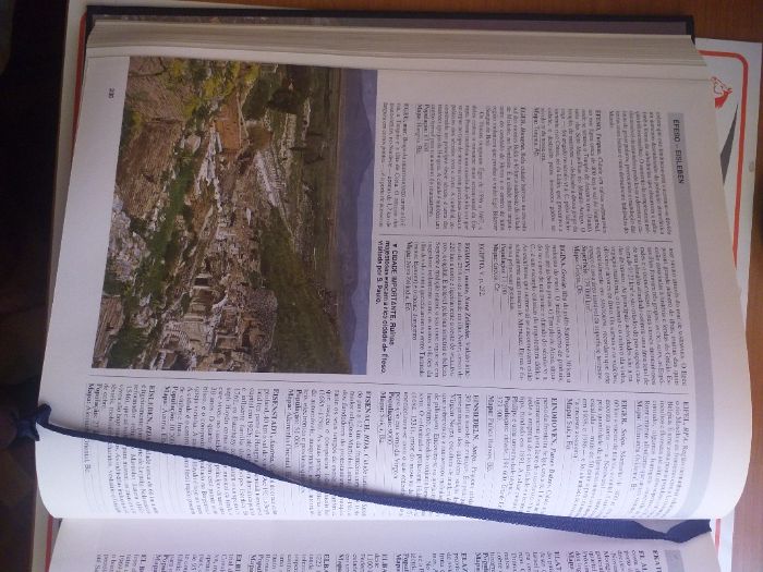 Enciclopédia universal com conhecimento dos países do mundo.