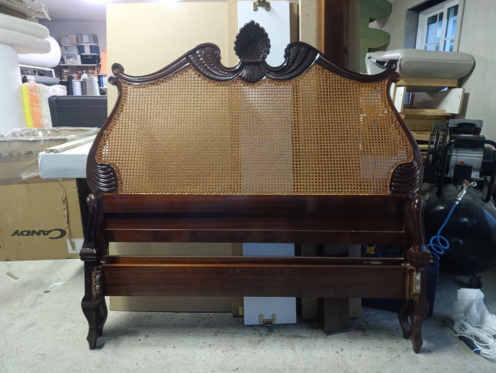 Cama entalhada de palhinha