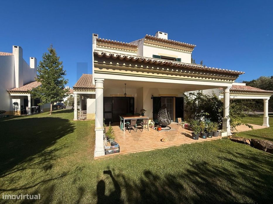 Moradia T3 no prestigiado condomínio Vale de Lobos Residence