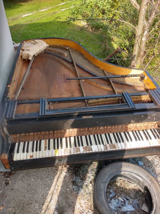 Stary, zgrabny fortepian wiedeński z 2 poł. XIX w. do renowacji; dekor