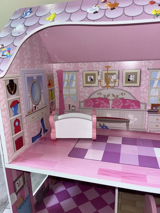 дерев'яна лялькова хатка. Будиночок для ляльок з меблями.