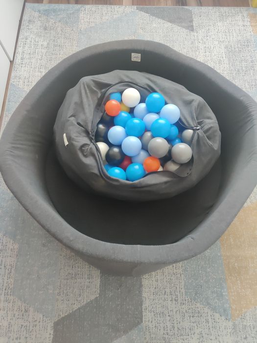 Suchy basen z kulkami dla dziecka