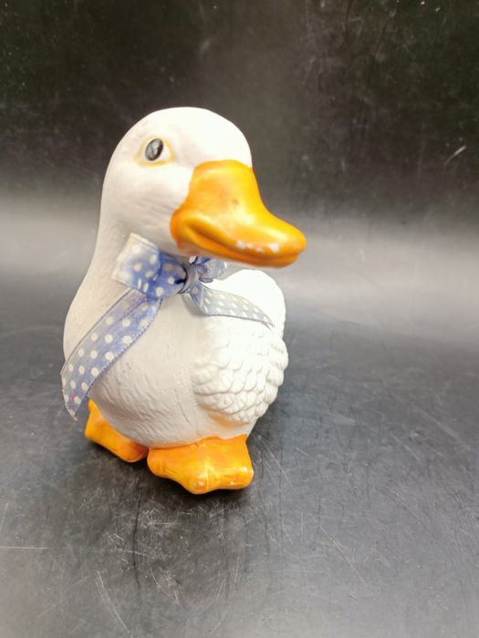 Ceramiczna figurka kaczka niebieska kokarda wiosna ozdoba dekoracja