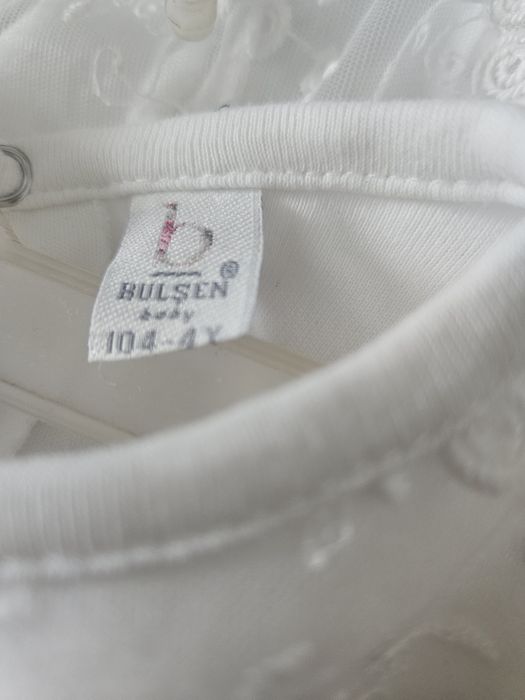 Sukienka biała z klamrą