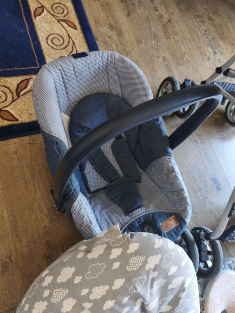 Carrinho completo com bebé conforto