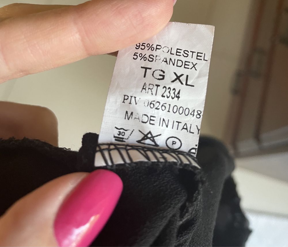 Czarna sukienka z ozdobami na dole w rozmiarze z metki 42 XL, ale jest