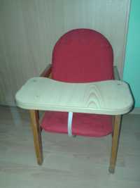 Drewniane krzesło i stolik do karmienia dziecka