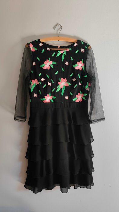 Ozdobna czarna sukienka z haftem kwiatowym i rękawami - 40