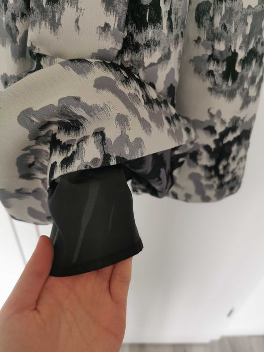 Wieczorna elegancka sukienka na ramiączkach rozkloszowana na święta