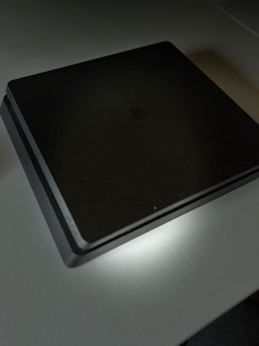 Sony PlayStation 4 Slim 500 GB (CUH-2116A) + 2 pady