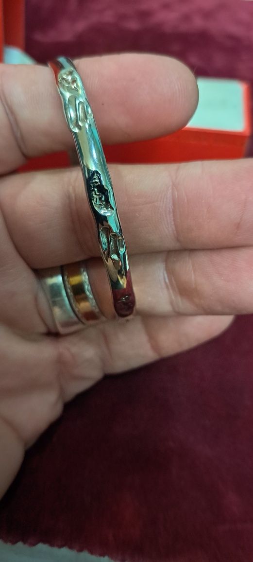 Pulseiras escravas em prata.