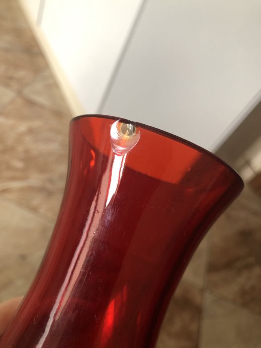 Ваза скляна червона