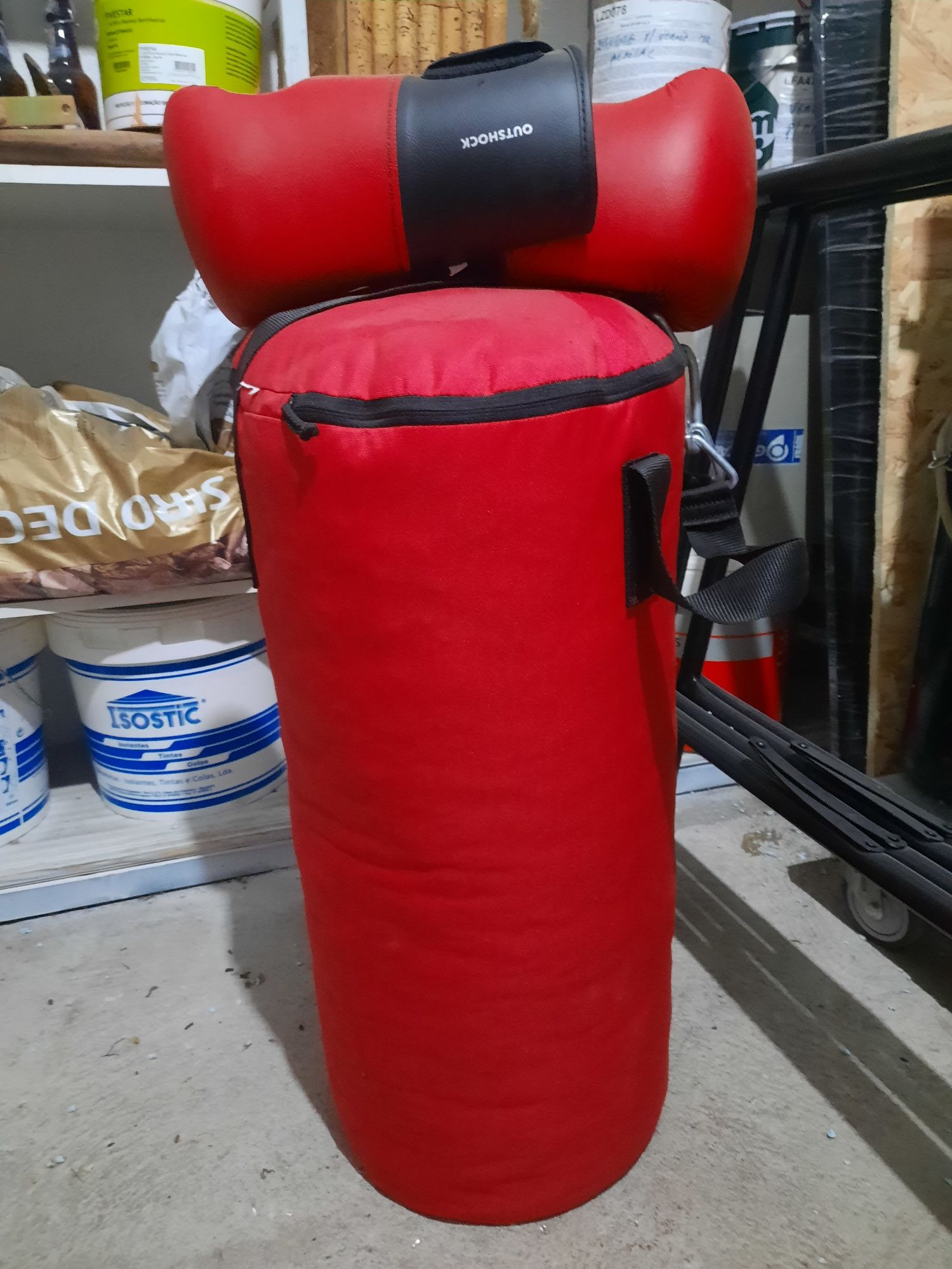 Saco de boxe e luvas