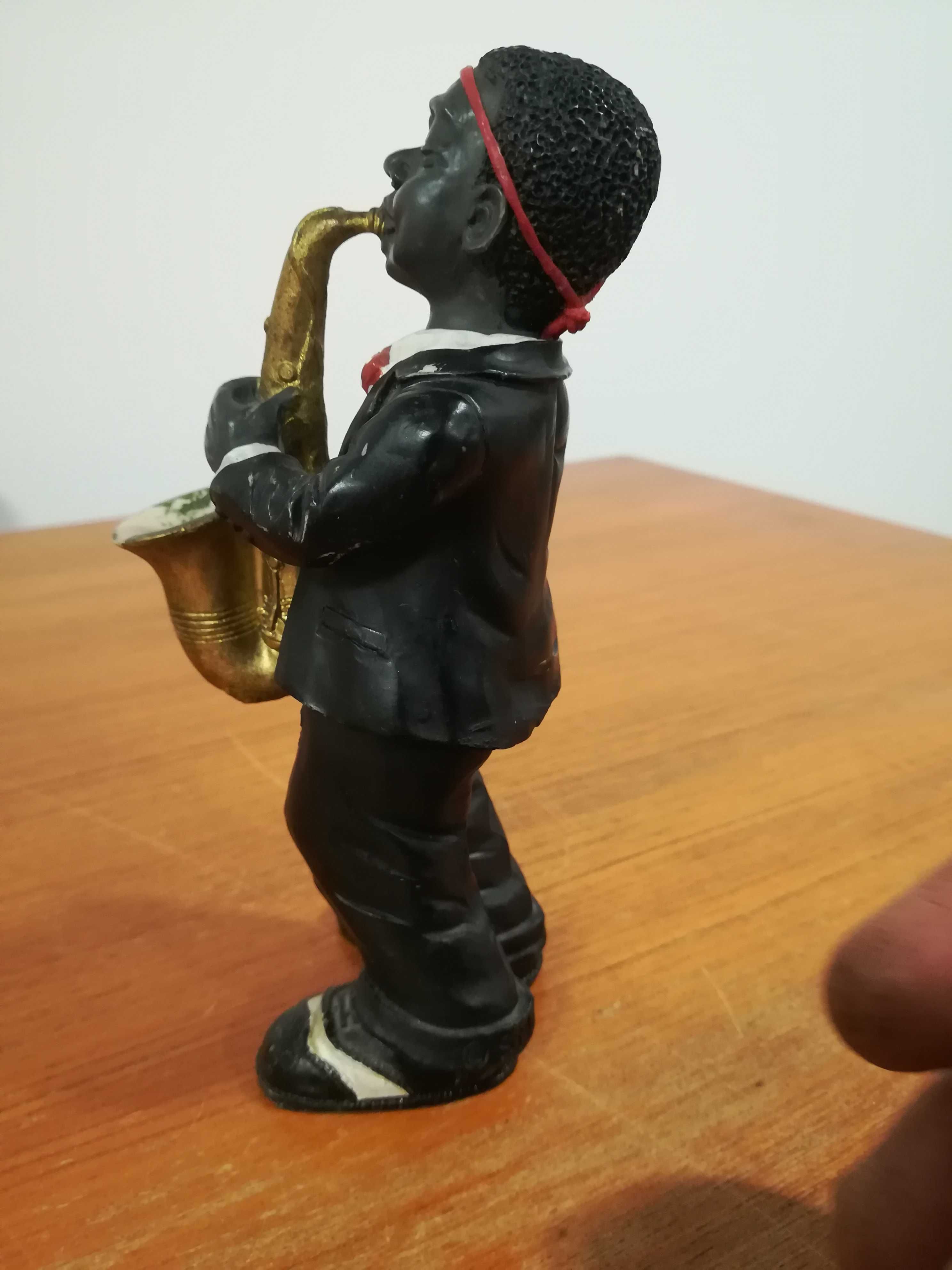 Figurka saksofonista / muzyk grający na saksofonie