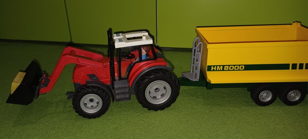 Duży traktor z przyczepą i ziarnem playmobil 70131 country